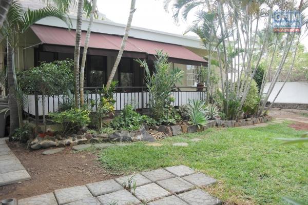 Rivière Noire à vendre villa de charme 4 chambres de plain pieds arboré et clos au calme, proche des commerces et facile d’accès, possibilité de construire un étage.
