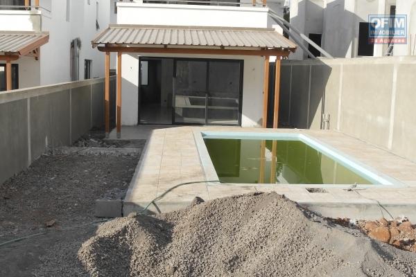 Flic en Flac à vendre villa neuve 3 chambres en suites avec piscine située dans un quartier paisible.