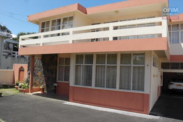 Quatre Bornes agréables et grande villa 5 chambres, garage située dans un quartier calme et résidentiel.