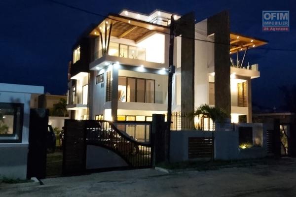 Prix en baisse : A vendre deux très beaux triplex de 260 M2 chacun à 350M de la plage de Bain Bœuf.