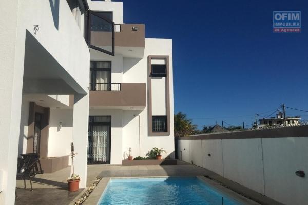 Villa 4 chambres (plus salle de jeu et bureau) avec piscine à chemin 20 pieds, Grand Baie.