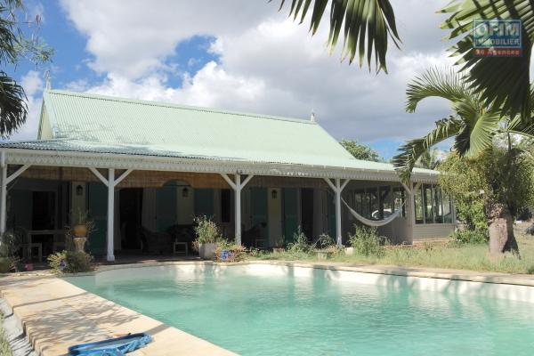 Rivière Noire à louer charmante villa 3 chambres de style Créole avec piscine en pleine nature, un véritable havre de paix, située dans un morcellement sécurisée.