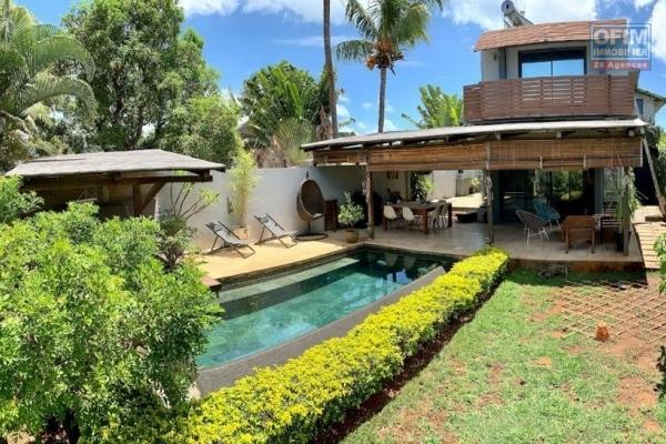 Rivière Noire à vendre somptueuse villa contemporaine 3 chambres avec piscine à débordement et double garage, au calme et proche des commodités et de l’océan.