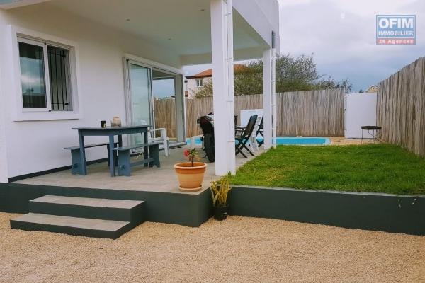 Albion à louer villa 3 chambres avec piscine située dans un quartier résidentiel et calme.
