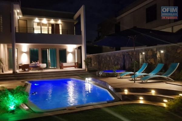 Albion à louer splendide et grande villa 4 chambres avec piscine et garage qui se situe dans un quartier résidentiel et calme.