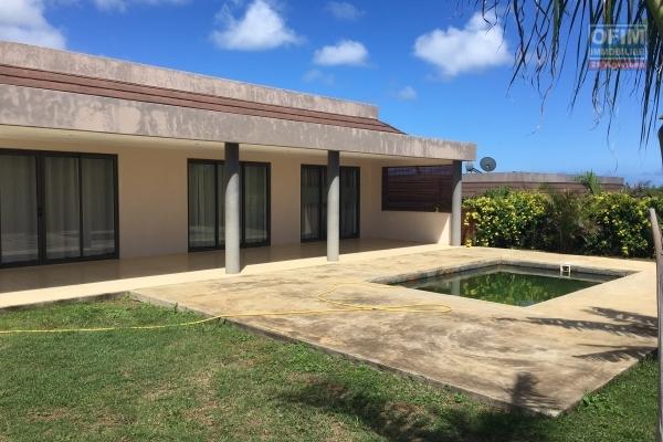 Belle villa moderne et contemporaine de plain pieds 3 chambres dans un domaine privé chemin 20 pieds à Grand Baie.