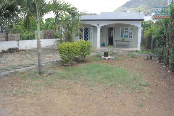 Rivière Noire à louer charmante villa 3 chambres à deux pas de la plage et proche de toutes commodités au calme.