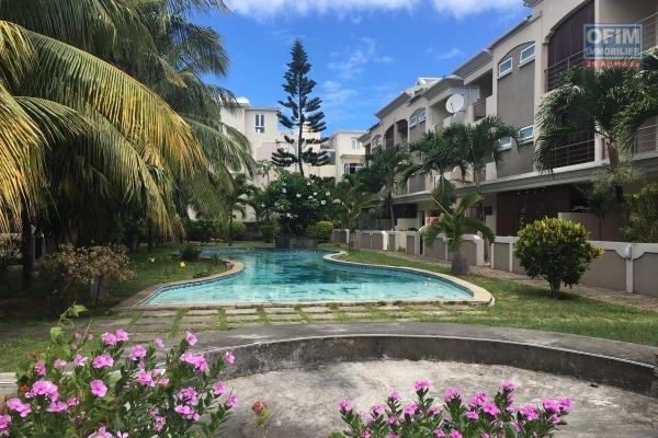 Appartement triplex 4 chambres à Grand Baie centre ville dans résidence sécurisé avec piscine.