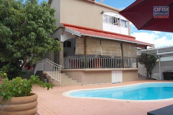 Flic en Flac à vendre belle et immense villa familiale 6 chambres avec piscine situé dans un quartier résidentiel au calme.