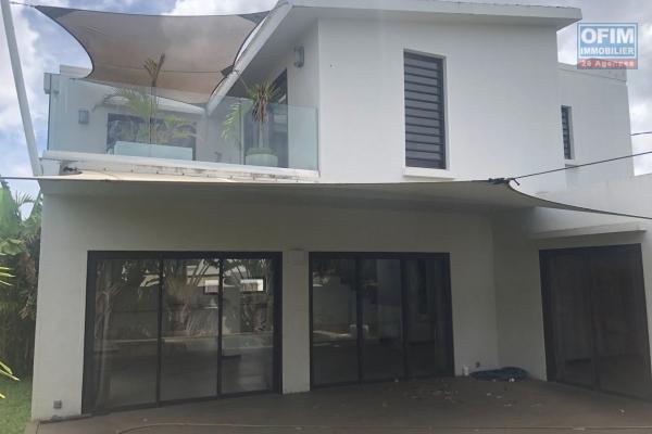 Accessible aux étrangers et aux mauricien : A vendre très belle villa contemporaine au statut RES éligible à l’achat aux étrangers avec un permis de résidence permanent à toute la famille.