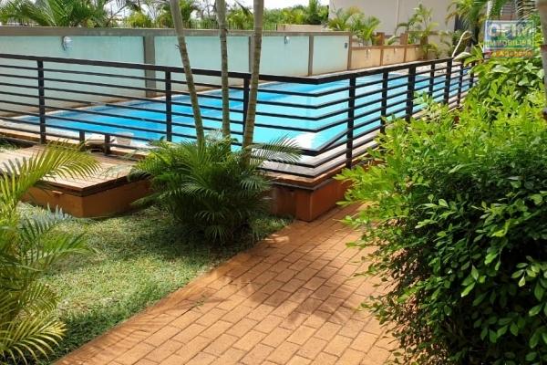Flic en Flac à louer appartement 3 chambres situé dans une résidence sécurisée 24H/24H avec piscine et ascenseur, proche des commodités.