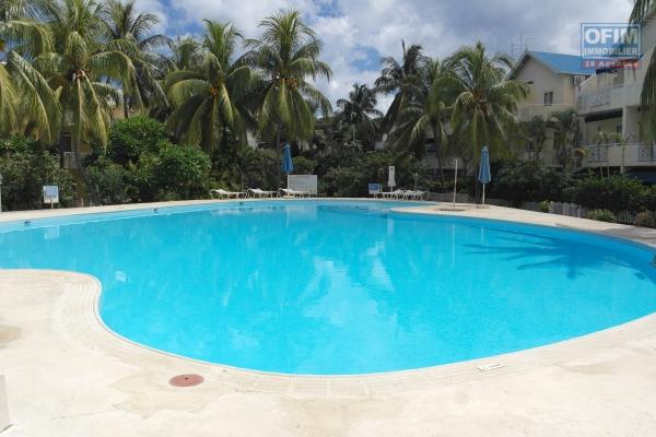 Flic en Flac à vendre triplex 4 chambres avec piscine et tennis situé à deux pas de la plage et des commerces, dans une résidence sécurisée.