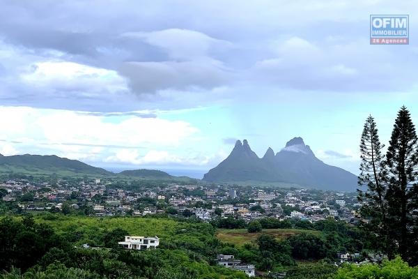 Floréal À louer magnifique appartement trois chambres situé dans un écrin de verdure possédant une vue à couper le souffle.