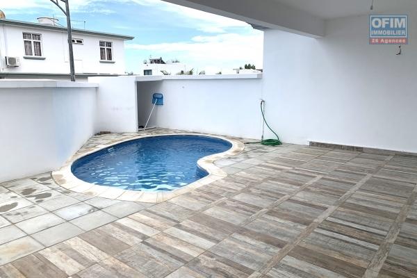 Flic en Flac à louer récente villa duplex trois chambres avec piscine située dans un quartier calme et résidentiel