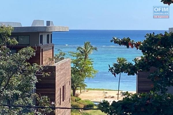 Rivière Noire à vendre magnifique et spacieux penthouse avec jacuzzi, situé dans une résidence sécurisée possédant une piscine commune, proche de la plage et des commerces.