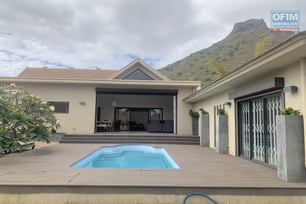 Tamarin à vendre belle villa contemporaine 4 chambres avec piscine dans un domaine sécurisé.