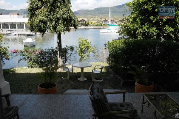 Agréable appartement neuf et meublé en rez de chaussé avec jardin situé sur la marina, avec vue sur l'océan et montagne dans un calme absolu.