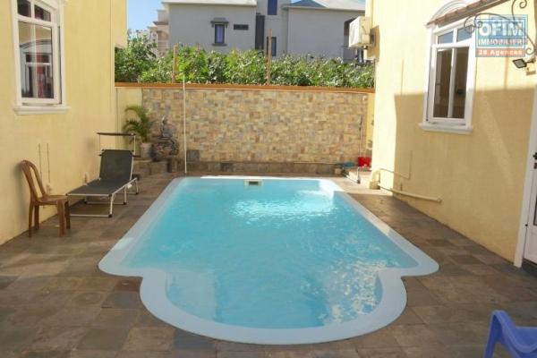 Flic en Flac location villa 4 chambres avec piscine commune, située dans un quartier calme.