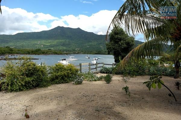 Rivière Noire à louer villa avec piscine située sur un îlot au calme, un vrai petit coin de paradis pour les amoureux de la nature.
