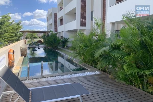 Flic en Flac à louer récent appartement meublés avec goût, 3 chambres situé dans une résidence sécurisée avec piscine au calme, proche des commerces et des écoles.
