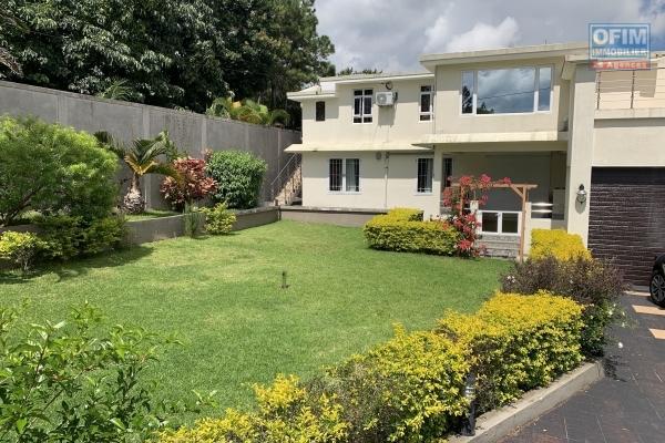 Floréal à louer grande villa 5 chambres et 2 garages, situé dans un quartier résidentiel et réputé, un véritable havre de paix.