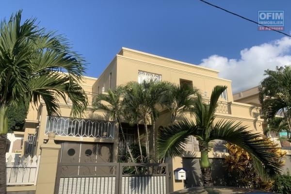 Albion à vendre agréable villa 4 chambres et garage située dans un quartier résidentiel et calme.