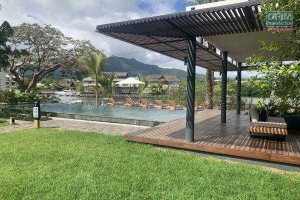 Rivière Noire à louer récents appartements 3 chambres, dans une résidence de prestige au bord de la rivière et à deux pas de l’océan, dans une résidence sécurisée avec piscine au calme.