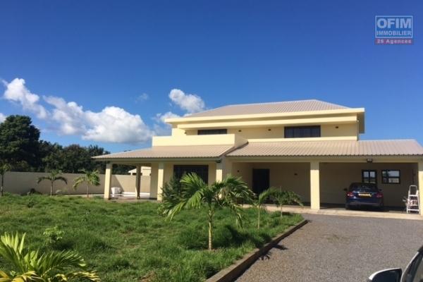 A louer villa 5 chambres dont 1 en suite sur 300 toises de terrain dans domaine privé à Pointe aux Piments.