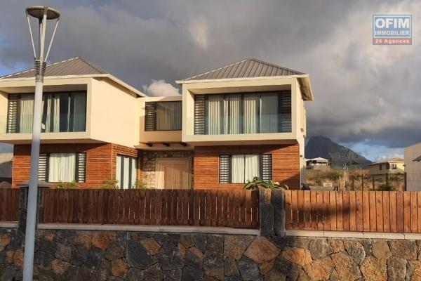 Flic en Flac à louer villa neuve contemporaine 4 chambres avec piscine située dans un domaine de prestige et sécurisé au calme.
