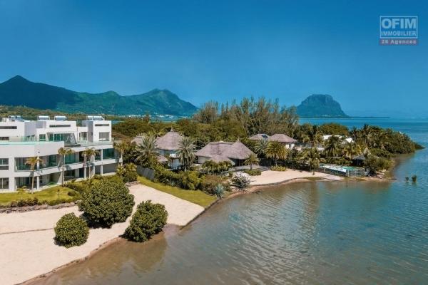 Appartement haut de gamme pieds dans l’eau en toute propriété de 3 chambres à coucher accessible aux étrangers sur un îlot à Rivière Noire, île Maurice.