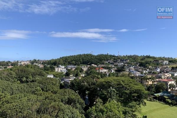 Curepipe à louer charmant appartement 3 chambres situé  au huitièmes étages  avec ascenseur dans une résidence sécurisée proche des commodités