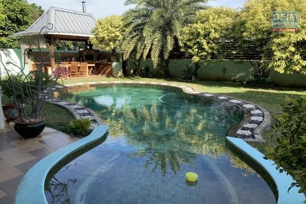 Flic en Flac à vendre magnifique demeure 4 chambres plus un studio avec piscine et double garage, située dans un quartier résidentiel et calme.