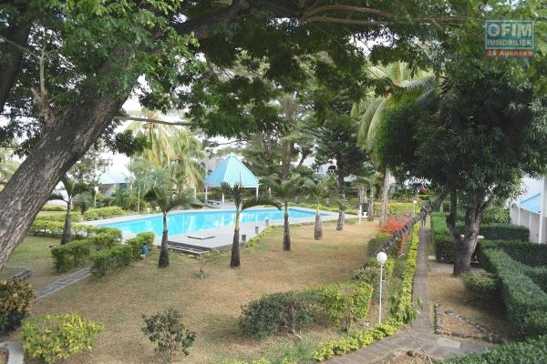 Flic en Flac à louer duplex 3 chambres au cœur du village dans une résidence sécurisée avec piscine commune.