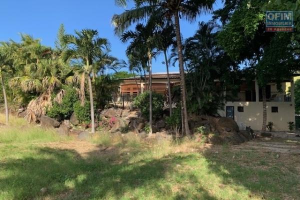 Tamarin à vendre charmante et grande villa avec piscine qui possède un immense terrain clos et arboré.