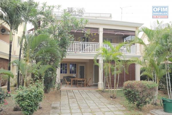 Flic en Flac rare et exceptionnel location villa à 10 mètres de la plage et des commerces dans un complexe sécurisé avec gardien 24h/24h.