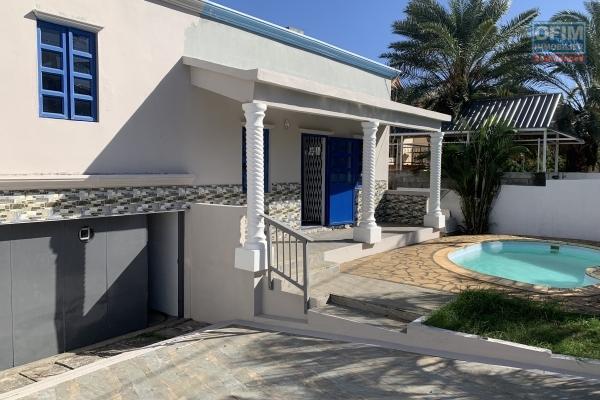 Flic en Flac à vendre villa 2 chambres avec piscine et garage située dans un quartier calme à 7 minutes de la plage à pieds.