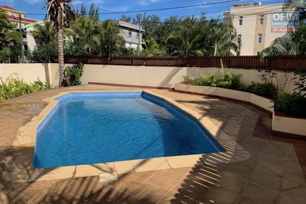 Flic en Flac à vendre appartement 2 chambres avec piscine situé à deux pas de la plage et des commerces.