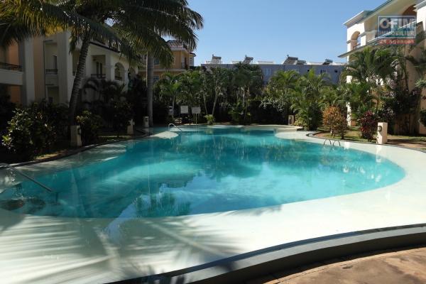 Flic en Flac à louer appartement 2 chambres climatisée avec piscine situé dans une jolie résidence sécurisée à deux pas de la plage.