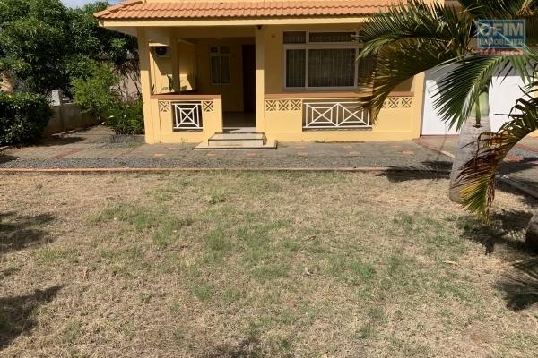Flic En Flac à louer appartement deux chambres avec garage situé au rez-de-chaussée d’une maison dans un quartier calme à cinq minutes de la plage et des commerces.