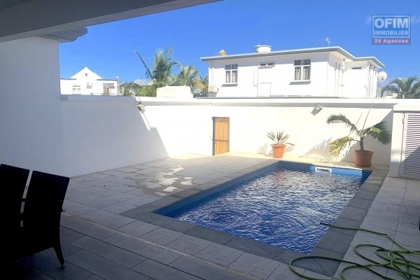 Flic en Flac à louer récente villa duplex trois chambres avec piscine située dans un quartier calme et résidentiel