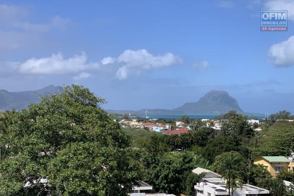 A louer Luxueux penthouse avec vue sur les montagnes et l’océan situé dans un complexe résidentiel à Rivière Noire.