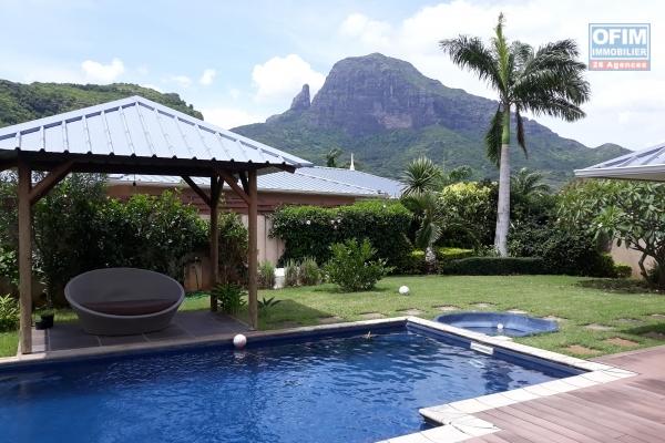 Cascavelle à vendre villa 4 chambres accessibles aux étrangers avec piscine, tennis, salle de sport et terrain de boules de pétanque, située dans une résidence sécurisée.