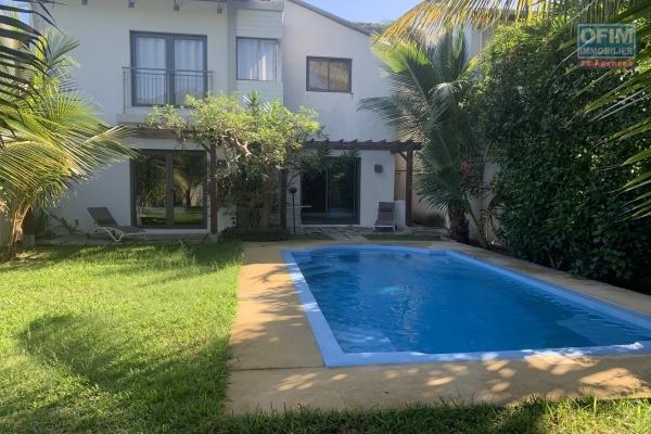 A louer villa 3 chambres avec piscine à Rivière Noire située dans un complexe sécurisé et au calme un véritable havre de paix.