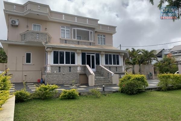Floréal à louer grande villa 5 chambres, 1 bureau, doubles garages et abri voitures, situé dans un quartier résidentiel et réputé, un véritable havre de paix.