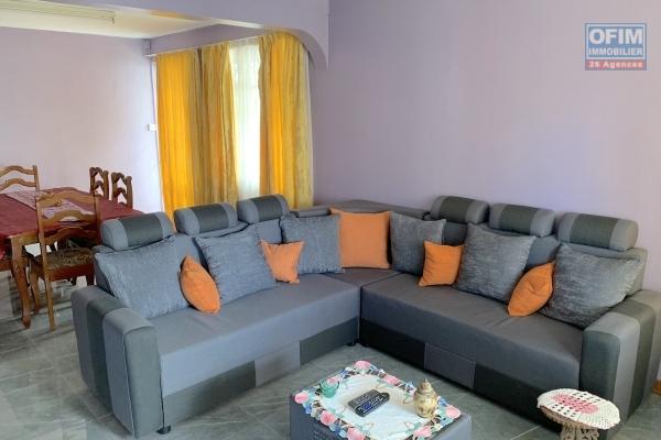Sodnac à louer appartement 3 chambres situé au premier étage d’une villa dans un quartier résidentiel et calme.
