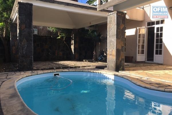 En vente locale, maison 4000 P2 sur 8 perches de terrain centre ville de grand baie, à 2 mn de la Croisette.