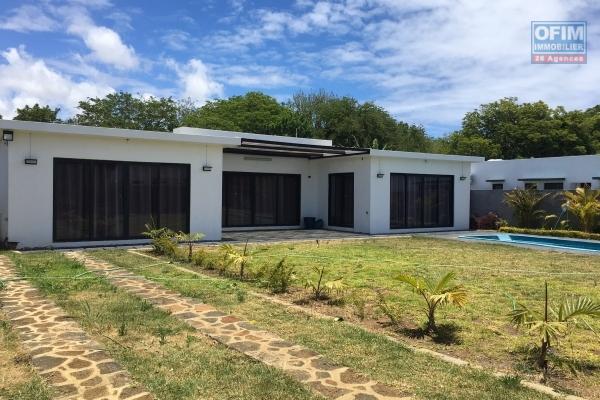 En vente locale (uniquement aux citoyens mauriciens, villa de plain-pied de 2300 P2 sur 16 perches de terrain clos et arboré à Calodyne (2mn de Intermart et des plages).