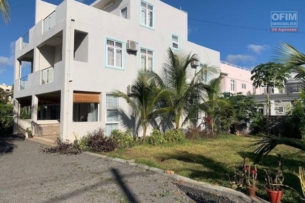 Location long terme duplex moderne équipée et meublée dans un quartier calme et proche des commodités