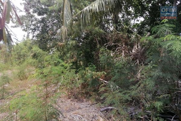 A vendre terrain de 21 perches à 1 minute à pieds de la mer en toute propriété .