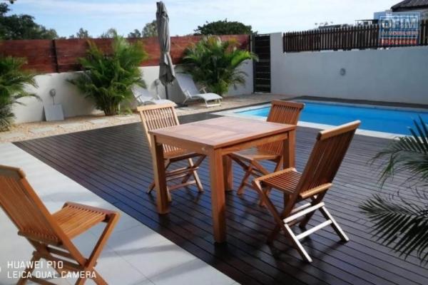 Location long terme située dans un cartier hautement résidentiel et très calme de Flic en Flac, une villa moderne de 4 chambres avec piscine privée.